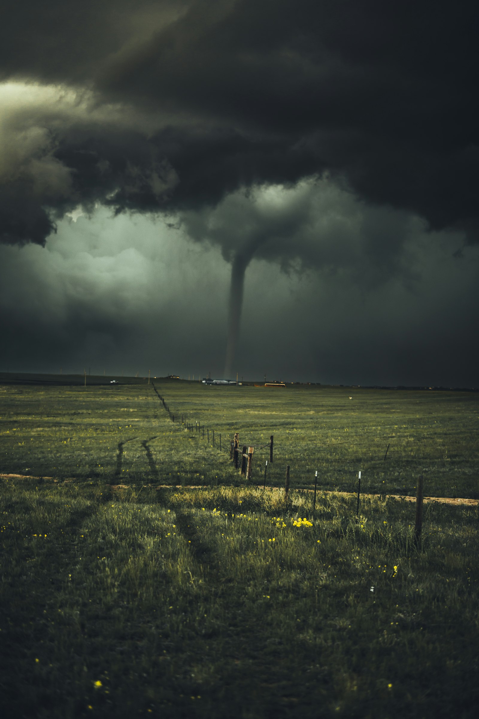 Tornado sobre planície